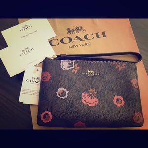 💥SOLD💥NWT Coach Primrose Zip Wristlet